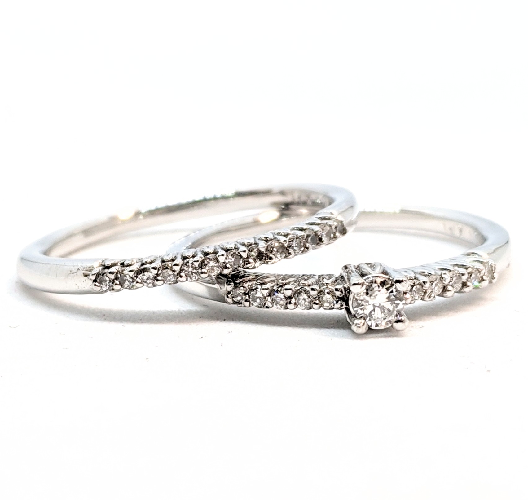 Alliance or 10K, 24 diamants pour 0.15 carat total ( 15 points ) ( diamant central = 0.08 carat )