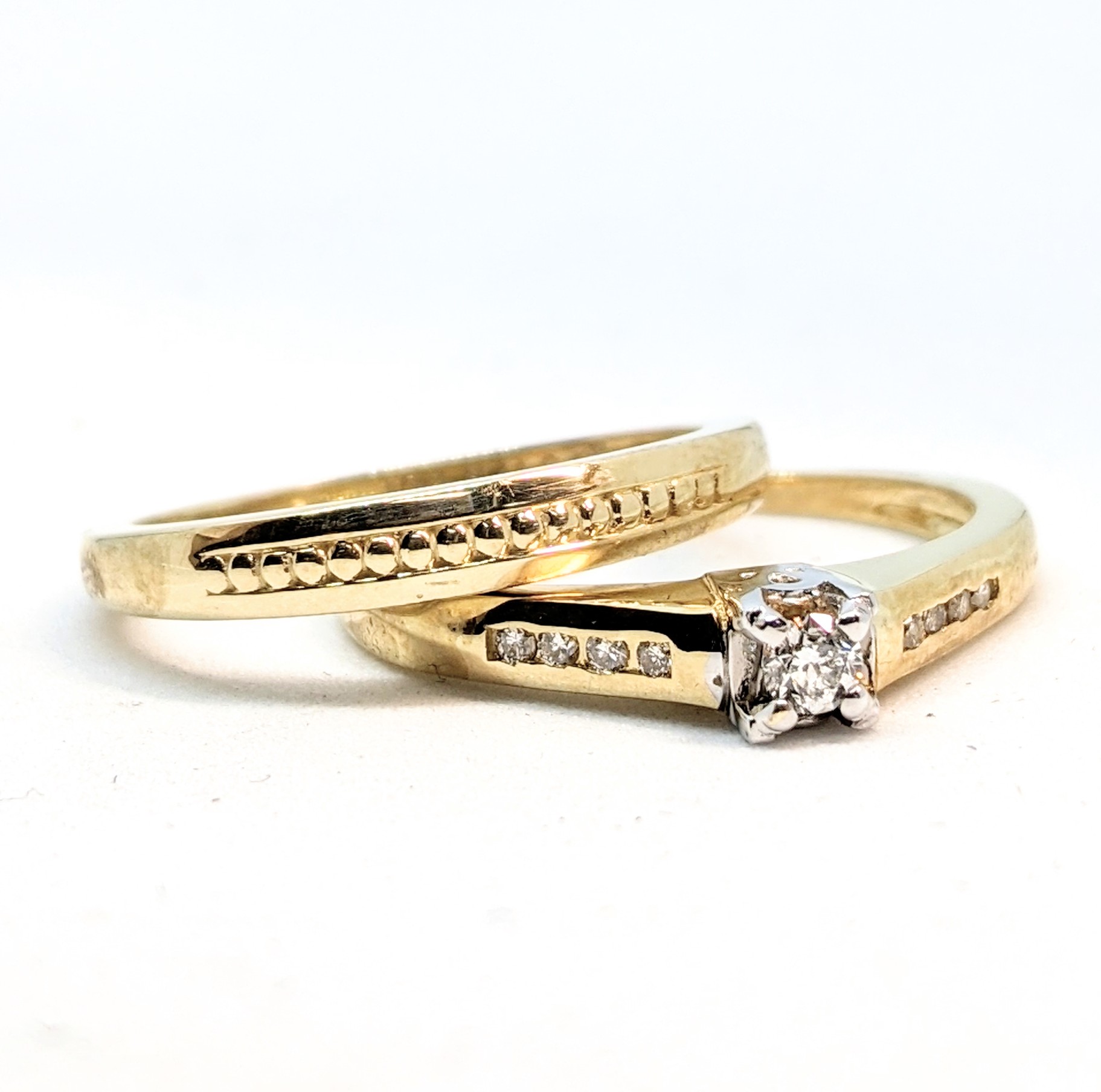 Alliance or 10K, diamant central = 0.08 carat + 8 diamant de 0.0075 carat