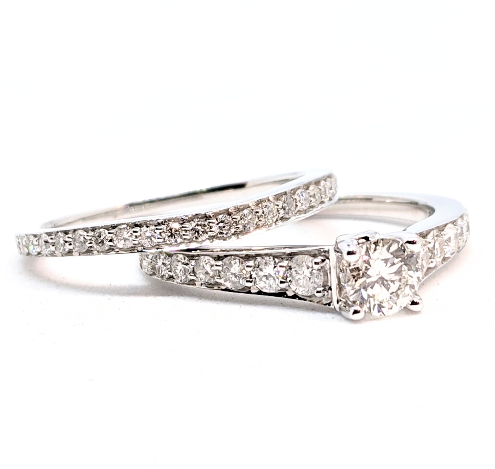 Alliance or 14K, 35 diamants pour 1 carat total, diamant central = 0.35 carat