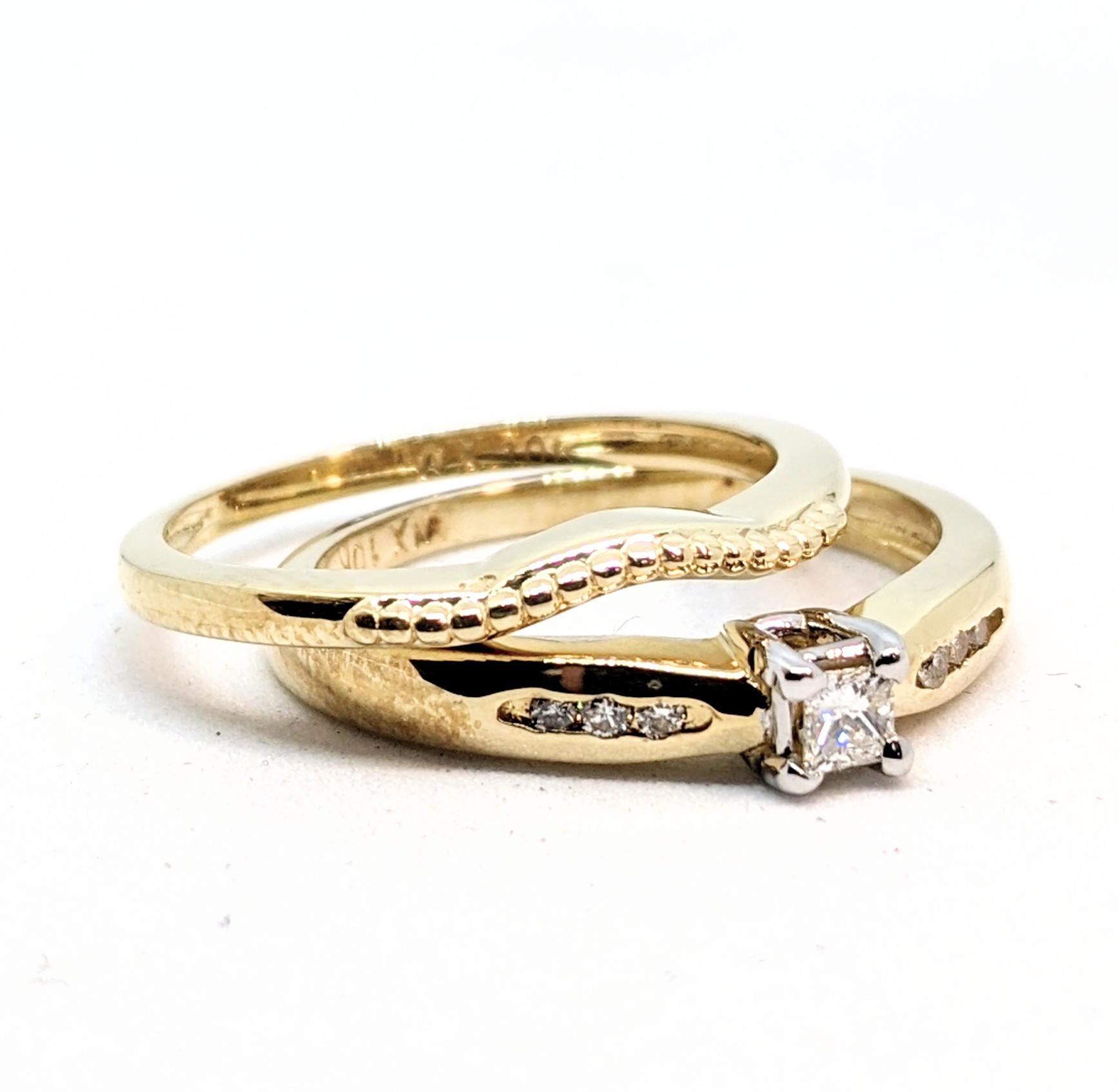 Alliance or 10K, diamants central = 0.1 carat et coupe princesse + 6 diamants de 1 points.