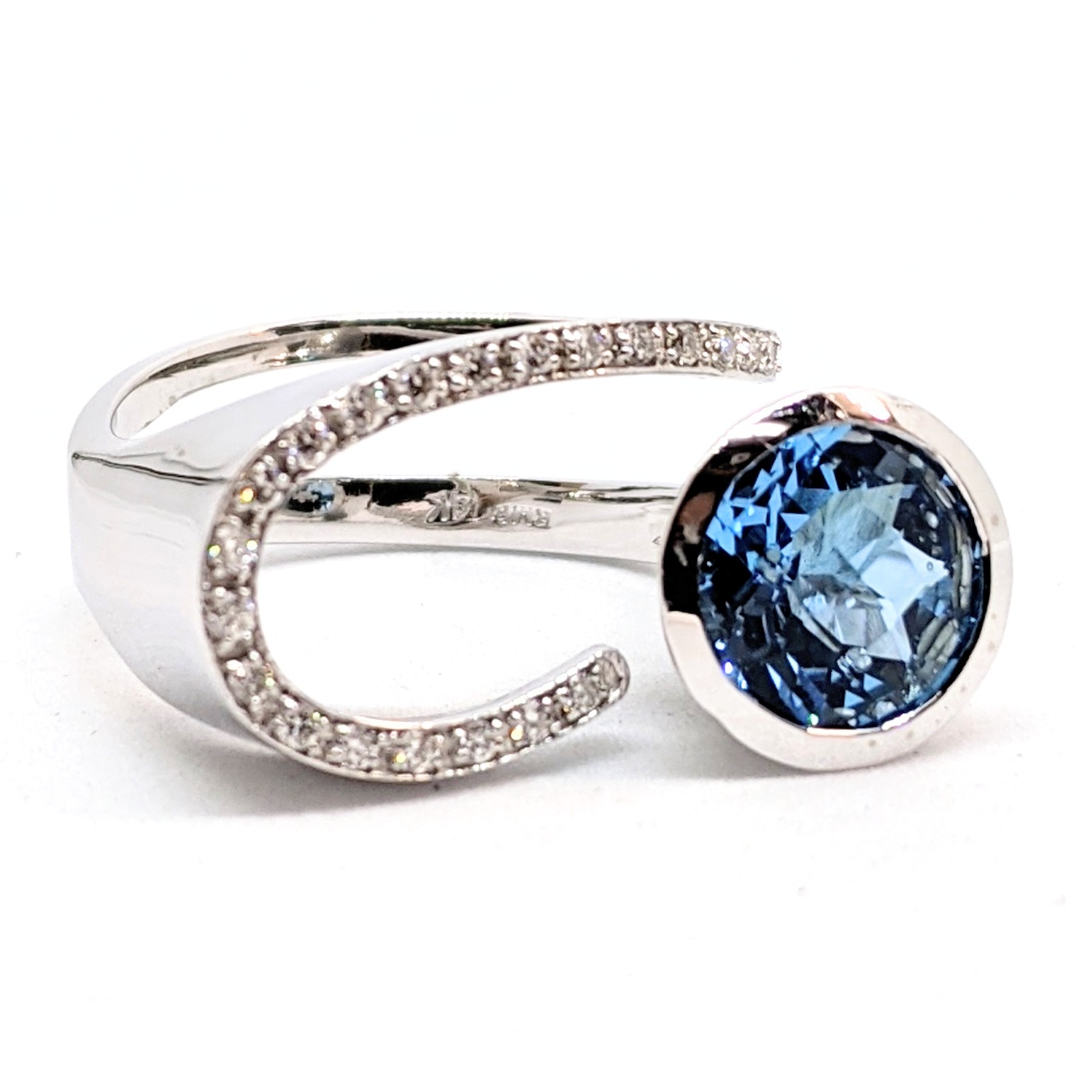 Bague or 14K, 22 diamants pour 0.18 carat total et un topaz bleu de 8x8mm