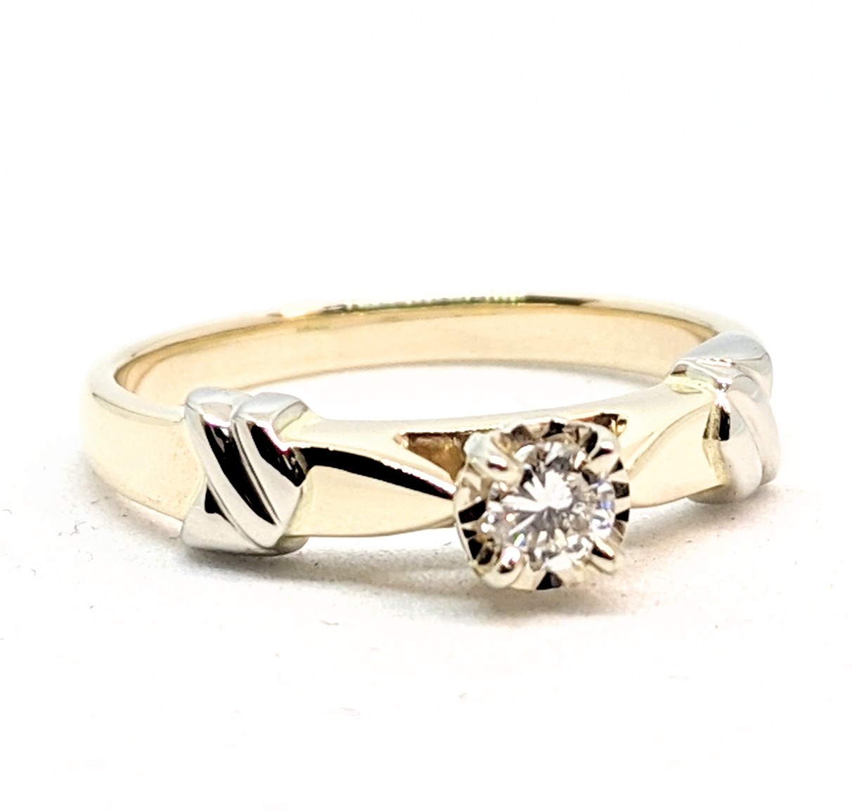 Bague or 10K, 1 diamant de 0.11 carat ( 11 points ) SI