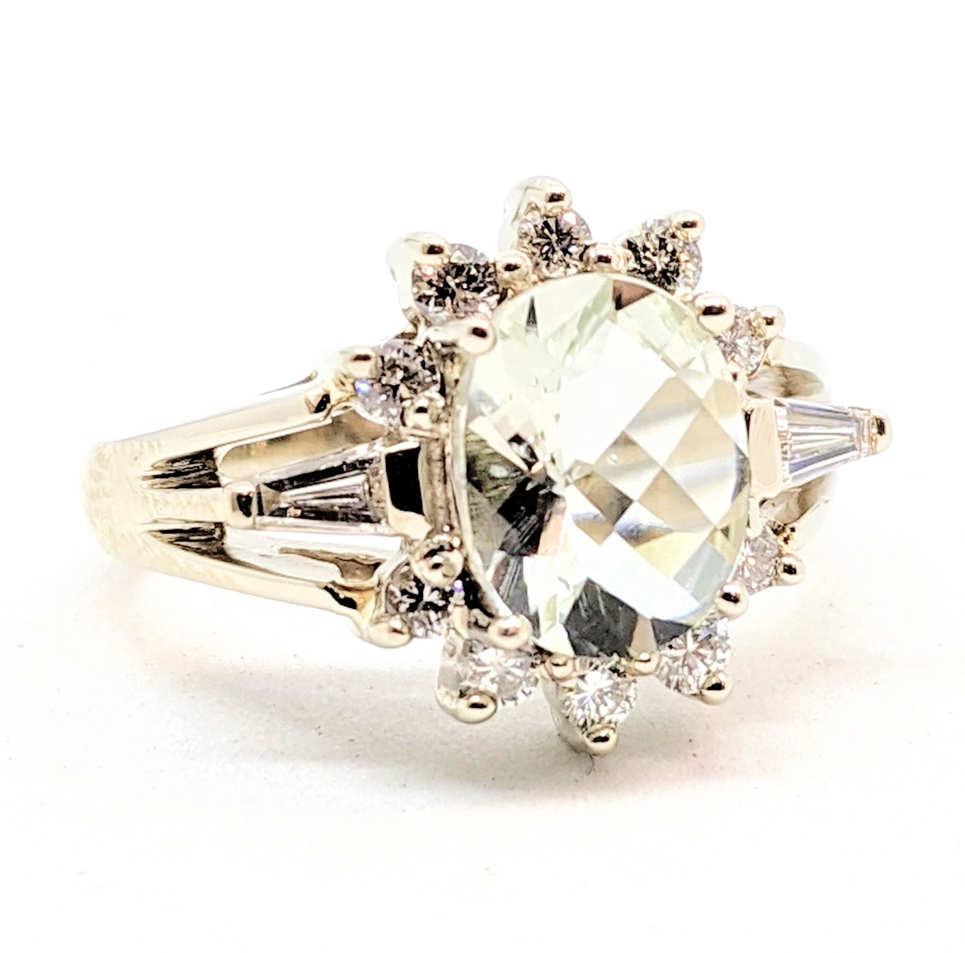 Bague or 14K, 12 diamants I-1 pour 0.46 carat ( 46 points ) et 1 améthyste verte 9x7mm