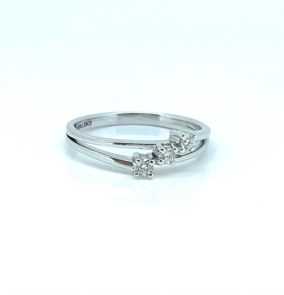 Bague pour femme en or canadien 10k, 3 diamants pour 0.12 carat
