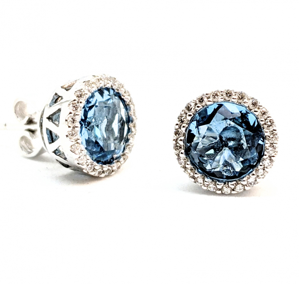 Boucles d'oreilles or 14K, 2 topazes bleus 7mm entourés de 44 diamants pour un total de 0.17carat - EK864TBDW - RMR