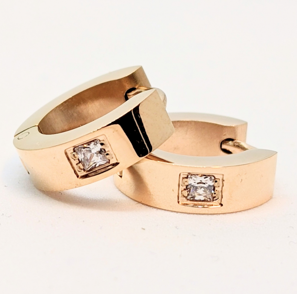 Boucles d'oreilles stainless, huggies avec 1 pierre coupe princesse - BO-NATH039-R - Nathalie Belanger
