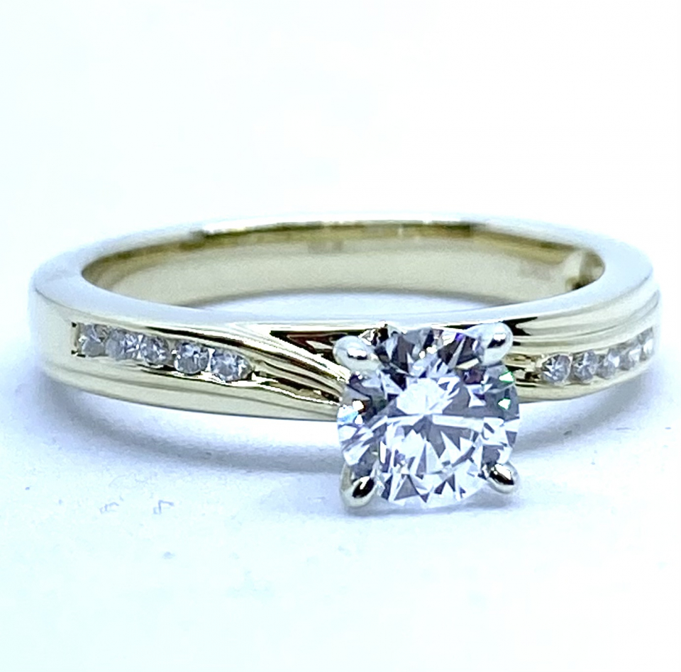 Bague pour femme en or 10K, 11 diamants pour 0.65 carat ( centre = 0.58 carat VS-2, G 5600$ ) - SR123720 - Benjamin Jacques