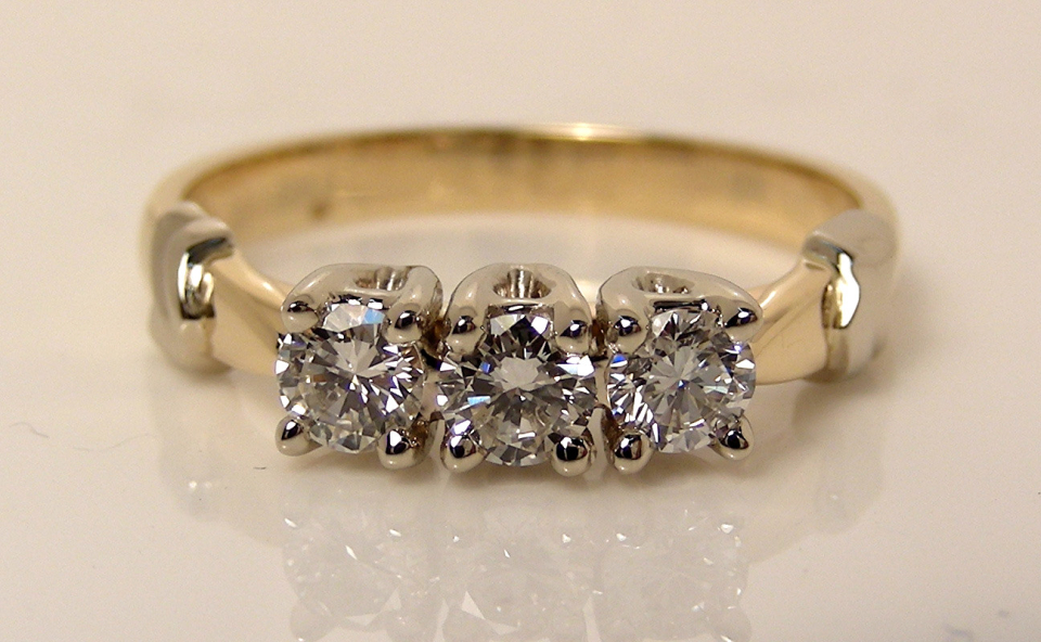 Bague or 14K, 3 diamants pour 75 points total I2 - CL29 - Fortier Design