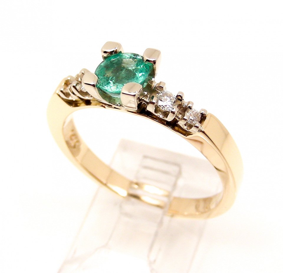 Bague or 14K, 4 diamants pour 0.11 carat total ( 2x4, 2x1.5), 1 émeraude 5mm - CL68E - Fortier Design