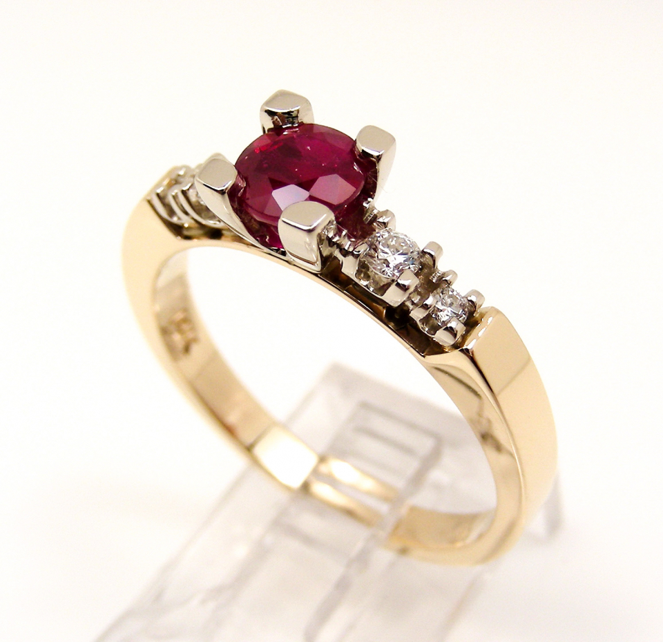 Bague or 14K, 4 diamants SI-1, F/G pour 0.3 carat total ( 2x6, 2x9), 1 rubis pour 0.85 carat - CL68R - Fortier Design