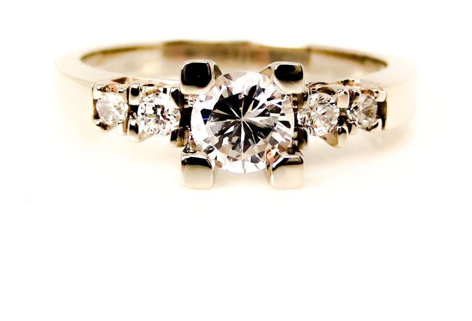 Bague or 14K, 5 diamants pour 58 points total (1x39 VVS2-G, 2x6 VS-F et 2x3 VS-F) - CL68 - Fortier Design