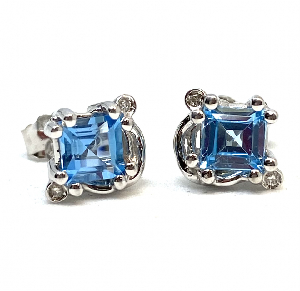 Boucles d'oreilles pour femme en or 10K, 2 topazs bleus 5mm coupe princesse, 4 diamants pour 0.02 carat - BO087 - MALO