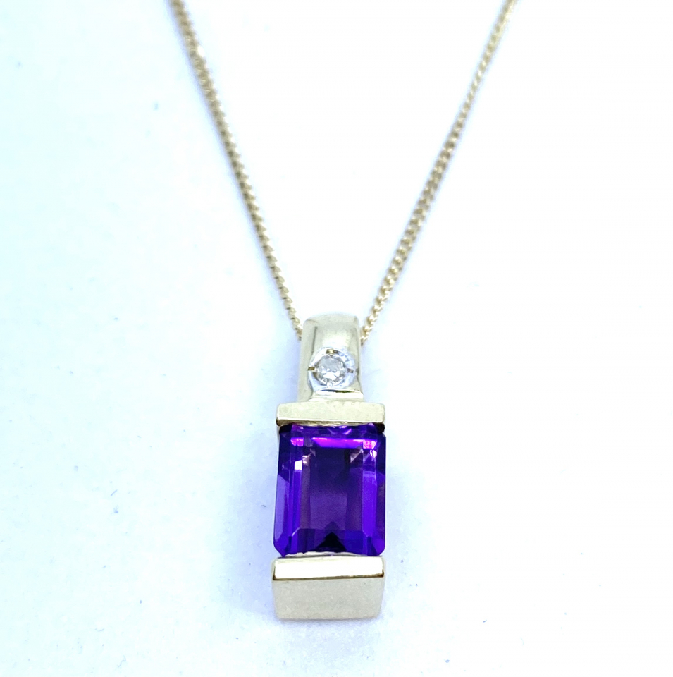 Pendentif pour femme en or 10K, 1 diamant pour 0.02 carat, 1 améthyste 7x5mm coupe émeraude - PEND224 - Empress
