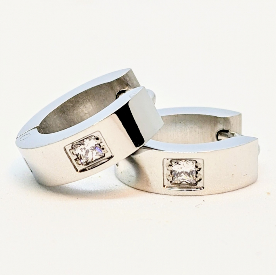 Boucles d'oreilles stainless, huggies avec 1 pierre coupe princesse - BO-NATH039-W - Nathalie Belanger