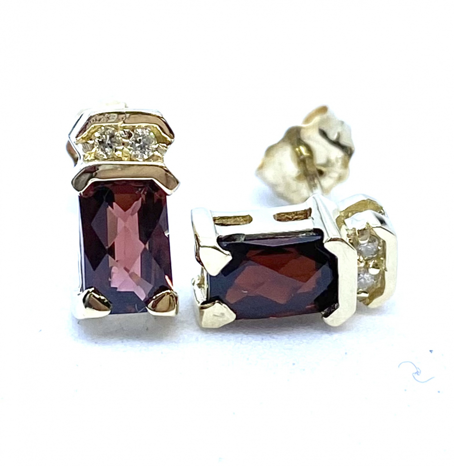 Boucles d'oreilles pour femme en or 10k, 4 diamants pour 0.04 carat, 2 grenats 6x4mm - E2454-D/G_10Y - Empress