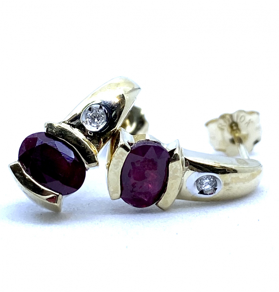 Boucles d'oreilles pour femme en or 10k, 2 diamants pour 0.02 carat, 2 rubis 6x4mm coupe ovale - E2176-D - Empress