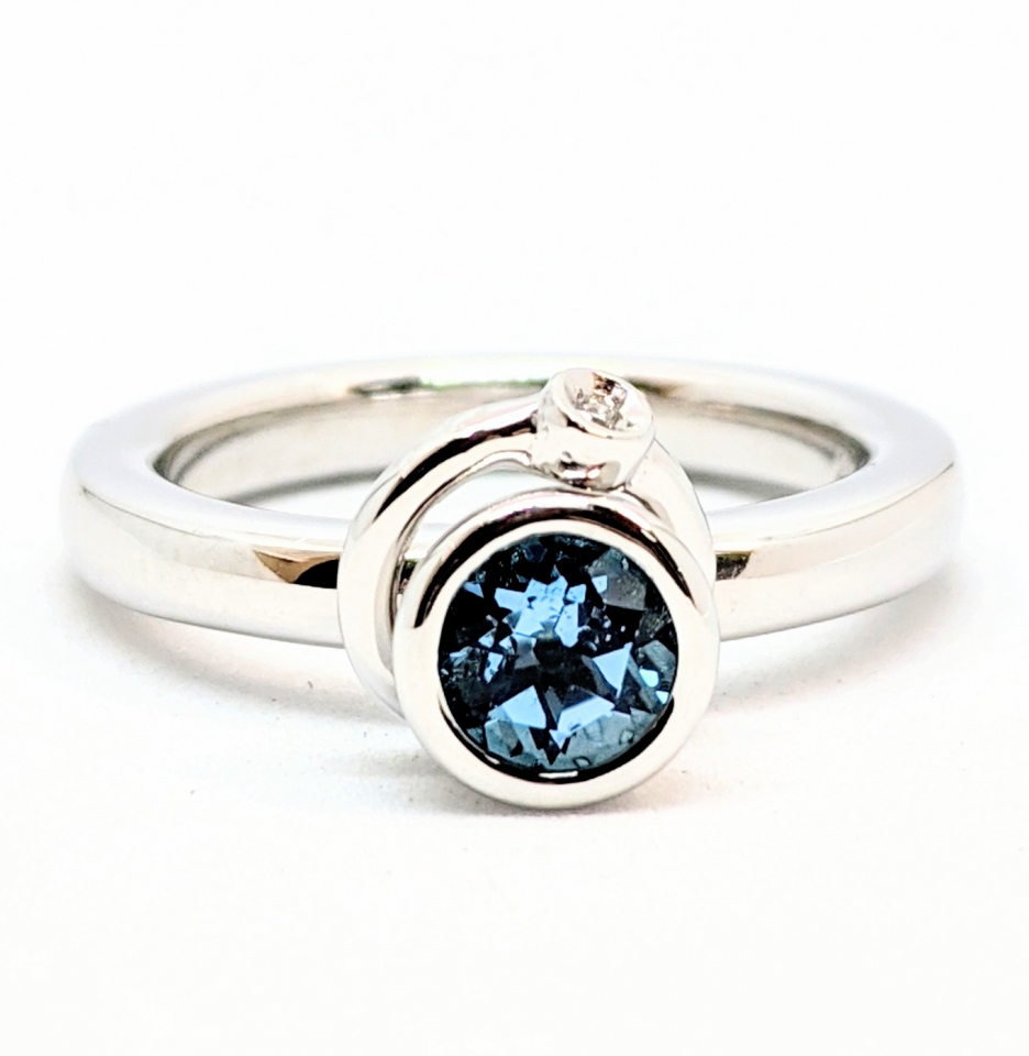 Bague or 14K, 1 topaze bleu 5.25mm et 1 diamant de 0.01 carat - BG0217 - RMR