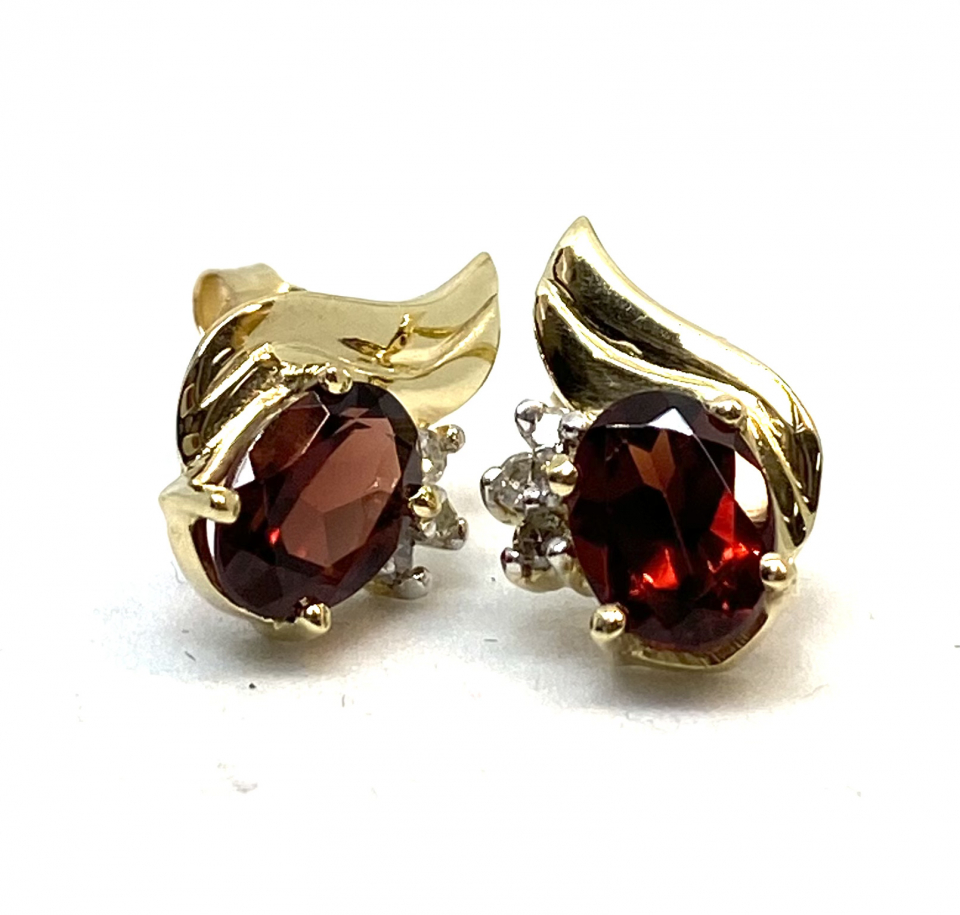 Boucles d'oreilles pour femme en or 10K, 2 grenats 7x5mm coupe ovale, 6 diamants pour 0.06 carat - BO903 - Empress