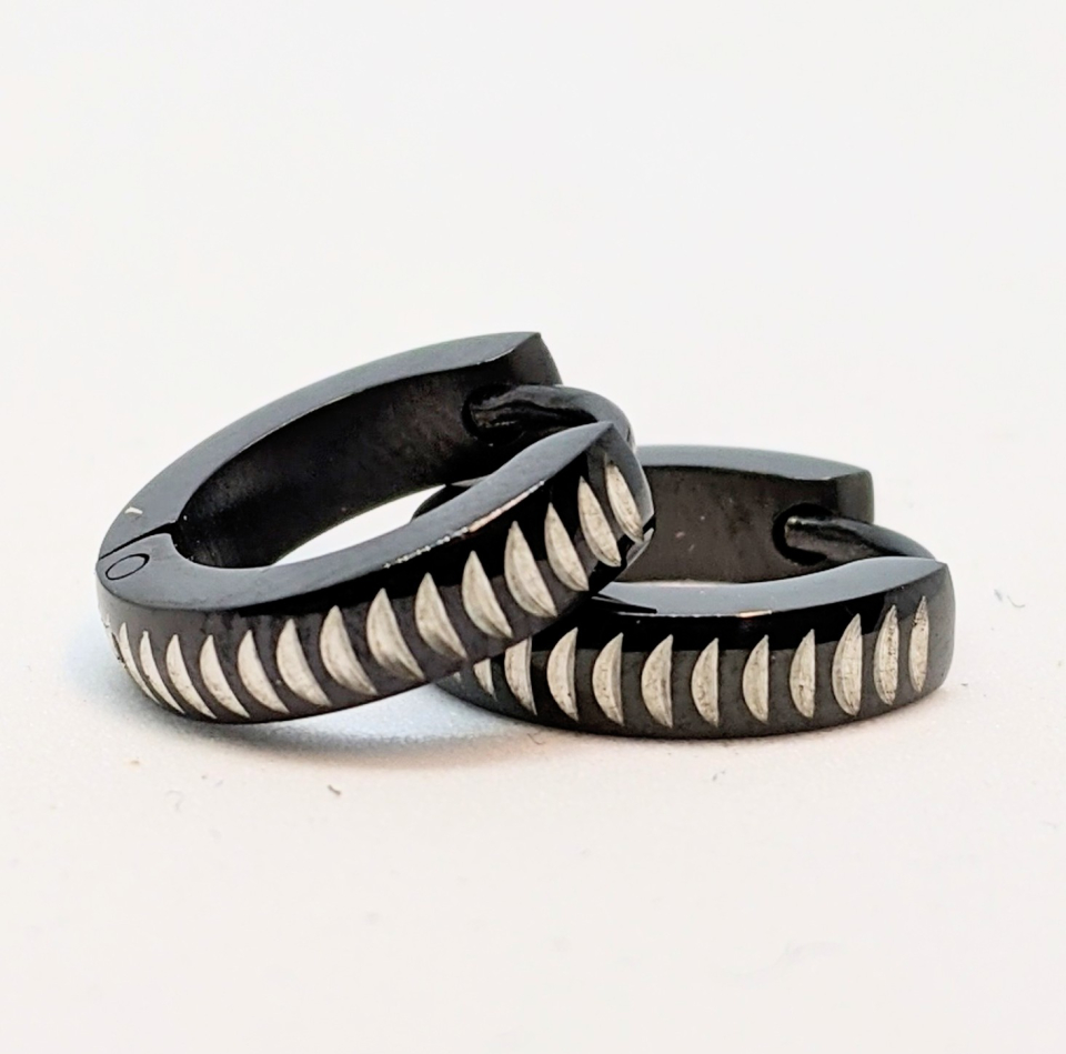Boucles d'oreilles stainless, huggies avec gravure - BO-NATH086-B - Nathalie Belanger