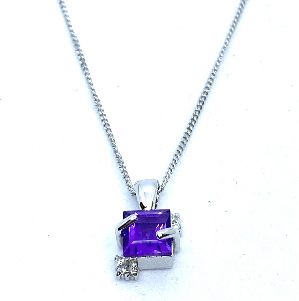 Pendentif pour femme en or 10K, 6 diamants pour 0.08 carat, 1 améthyste 5mm coupe princesse - PEND229 - Divers