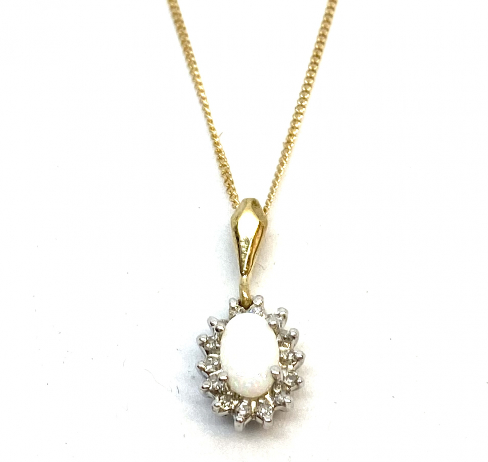 Pendentif pour femme en or 10K, opale 6x4mm, 14 diamants pour 0.07 carat - PEND904 - Empress