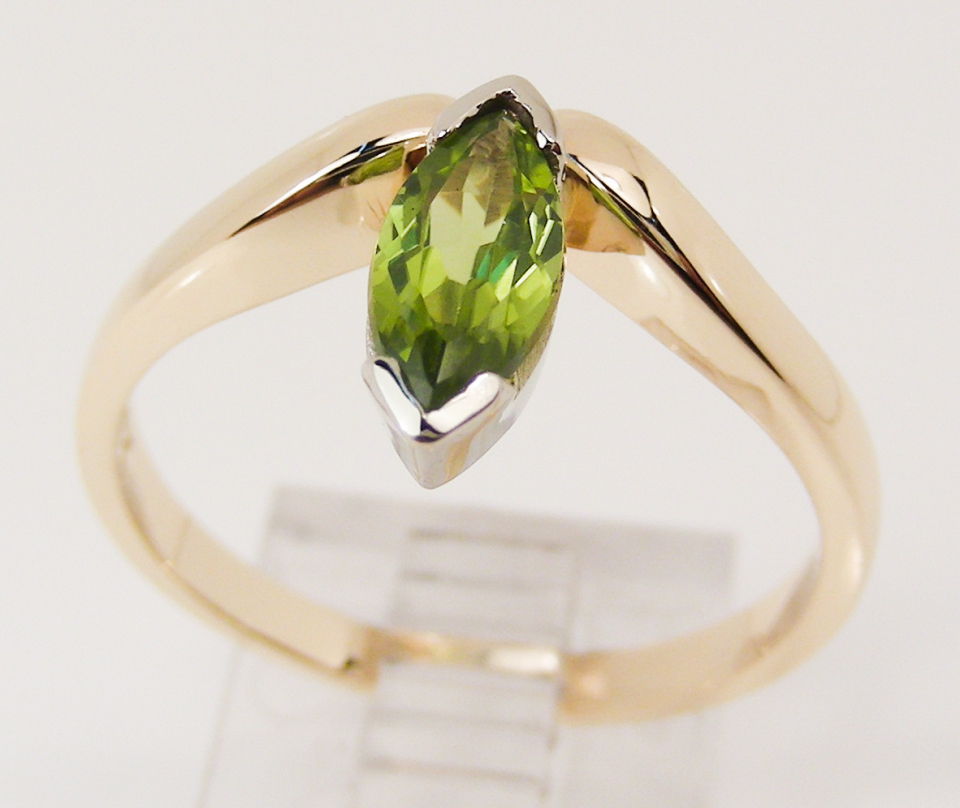Bague or 10K, péridot naturel coupe 