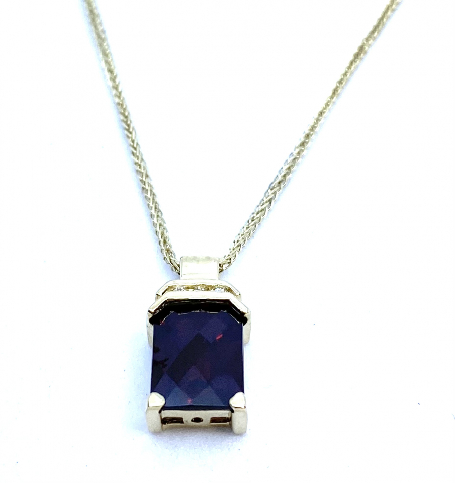 Pendentif pour femme en or 10k, 3 diamants pour 0.03 carat, 1 grenat 9x7mm - P2454-D/G_10Y - Empress