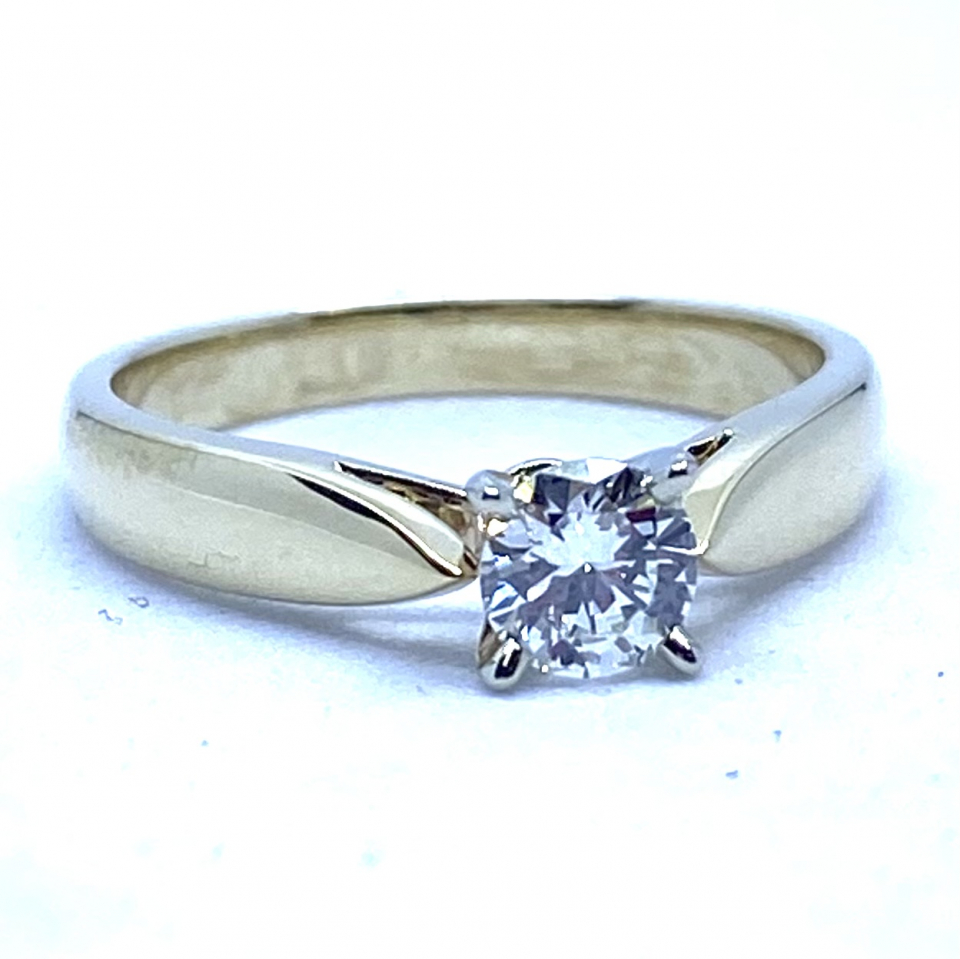 Bague or 10K, 1 diamant de 0.33 carat VS-2, J - CL45 - Fortier Design