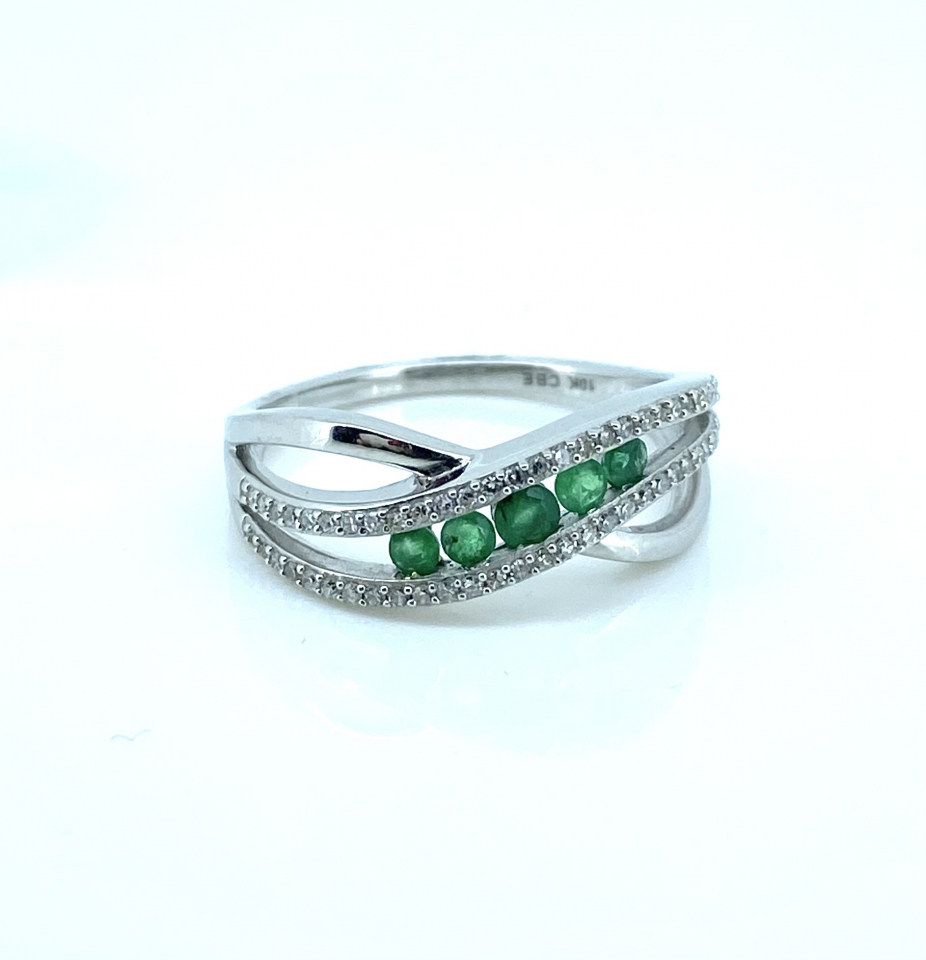 Bague pour femme en or 10k, 0.19 carat de diamants, 5 émeraudes - KR05-93640W - C.B.E